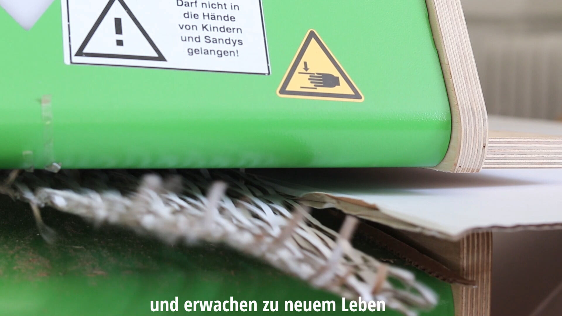 Let's shred! Wir verpacken Nachhaltig Beitragsbild nachhaltiger Kartonshredder